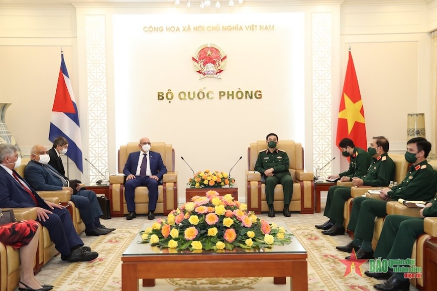 Defence Minister Giang receives Cuban Construction Minister